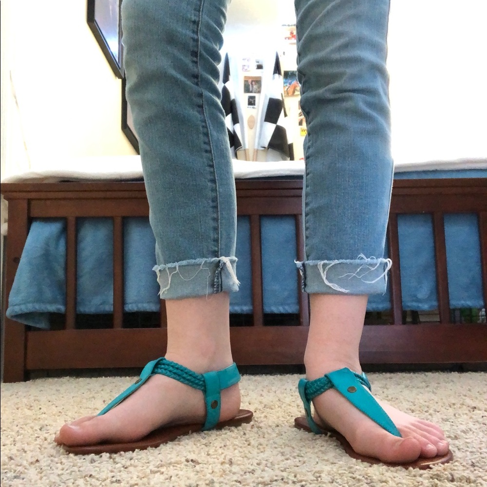 Side strap sandals